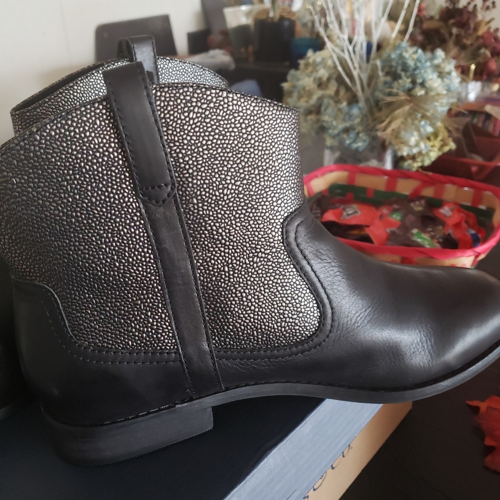 Boots - Picture 2 of 6